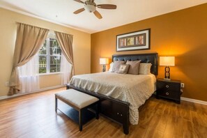 3 室のベッドルーム、デスク、アイロン / アイロン台、旅行用ベビーベッド