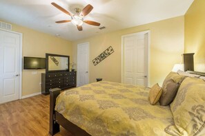 3 slaapkamers, een bureau, een strijkplank/strijkijzer, reisbedje