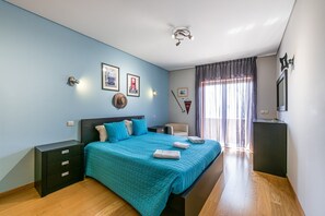 3 slaapkamers, een bureau, een strijkplank/strijkijzer, internet