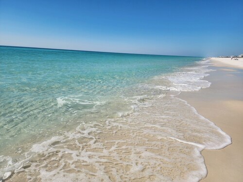 Cottage with awesome outdoor living area 5 minutes to Navarre Beach!