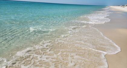 Cottage with awesome outdoor living area 5 minutes to Navarre Beach!