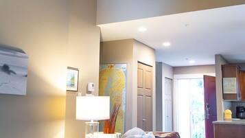 Smart-TV, Kamin, Bücher