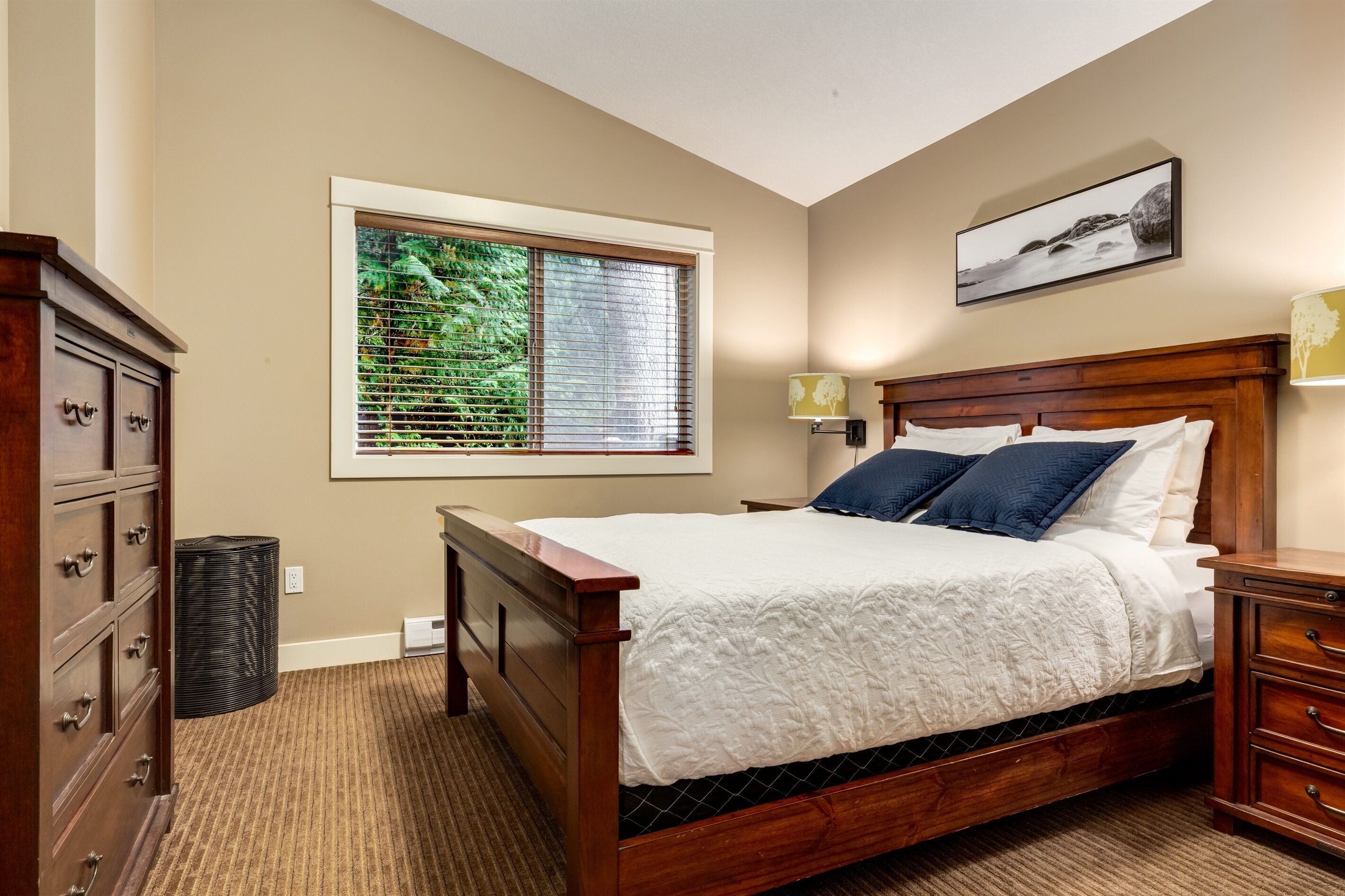 2 chambres, fer et planche à repasser, lit de bébé portatif