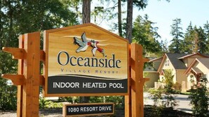 Segnaletica per Oceanside Village Resort che indica una piscina coperta riscaldata e l'indirizzo 1080 Resort Drive.