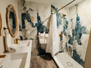 Combined shower/tub, hair dryer, towels