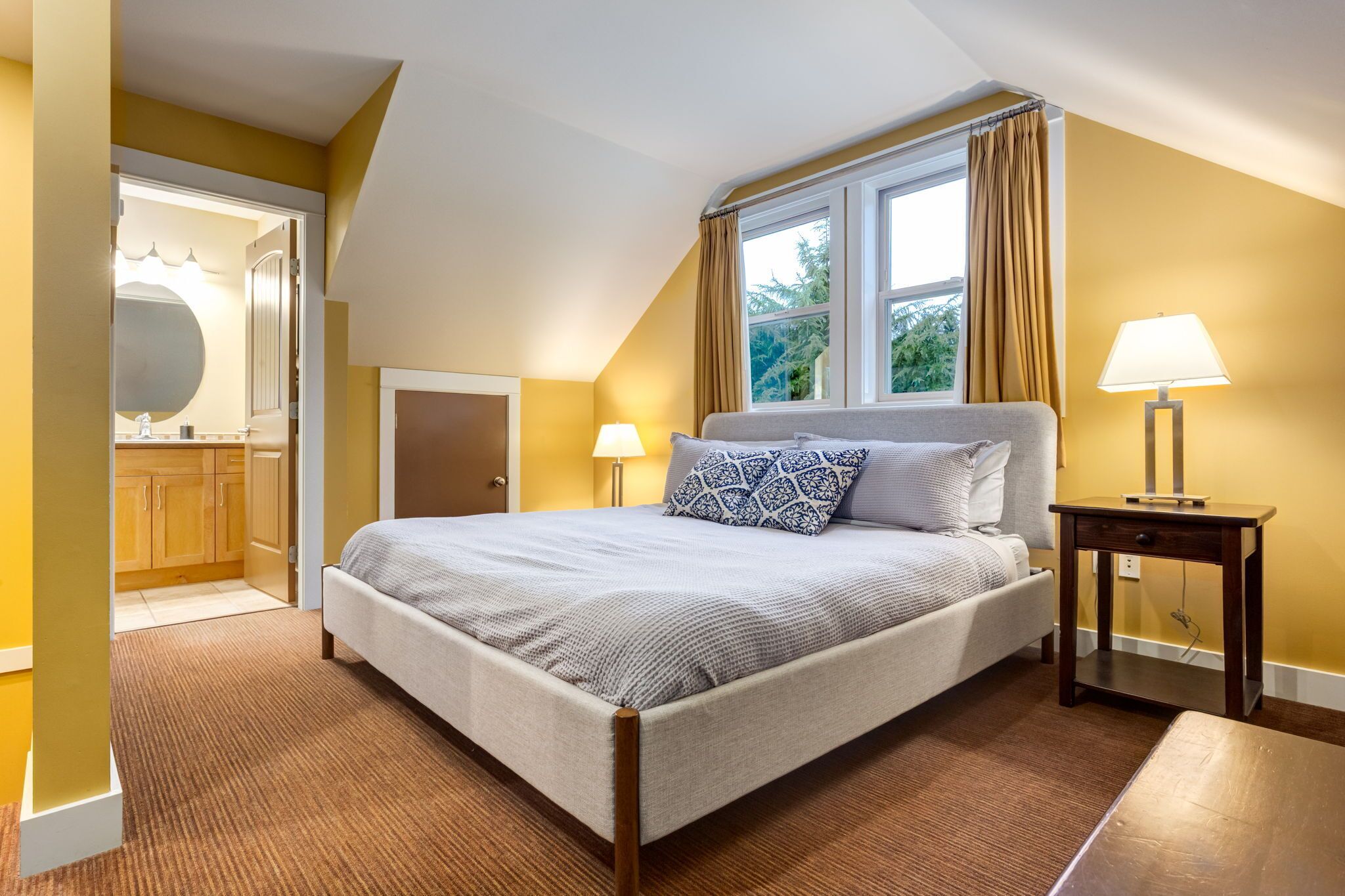 3 chambres, fer et planche à repasser, lit de bébé portatif