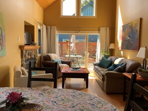 Smart TV, fireplace, DVD player, books - Pool & Hot-tub right across the lane! (Parksville)