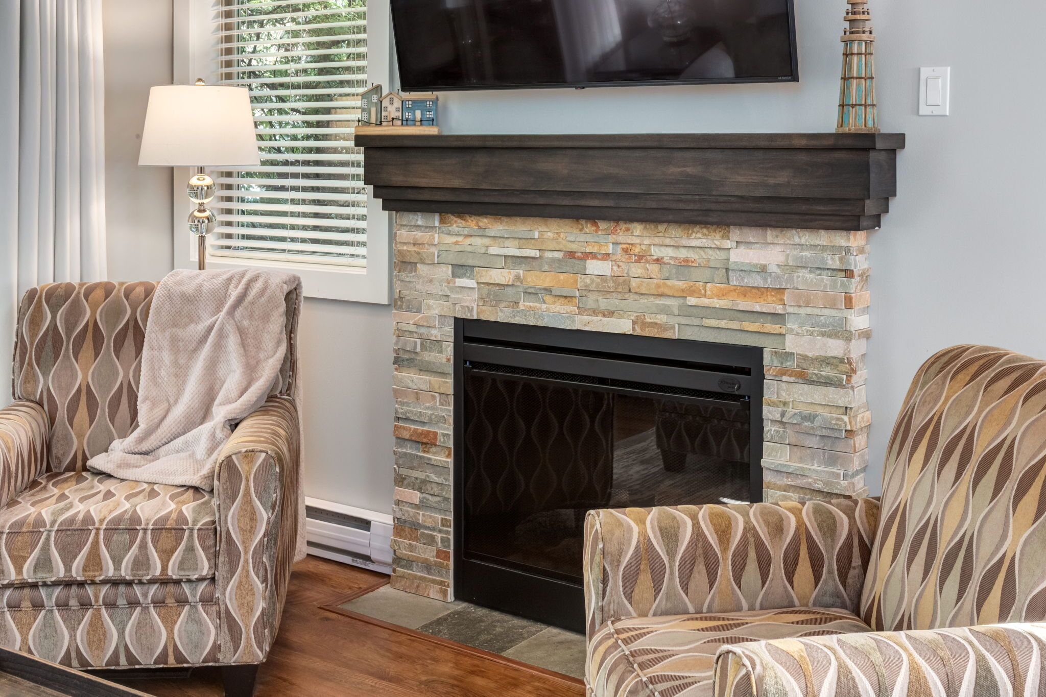 Smart TV, fireplace, DVD player