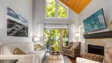 Smart TV, fireplace, DVD player