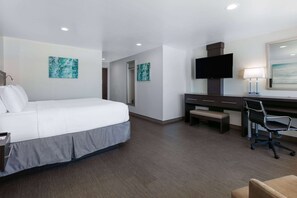 Suite, 1 trÚs grand lit, non-fumeurs, vue océan (Balcony, NonSmoking) | Bureau, fer et planche à repasser, Wi-Fi gratuit, draps fournis