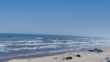 Sulla spiaggia, un bar sulla spiaggia