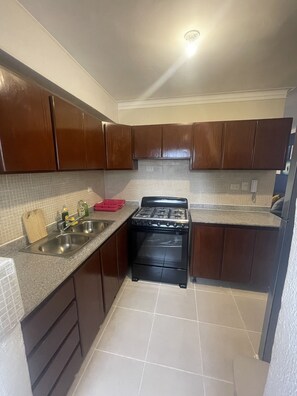 Kühlschrank, Ofen, Wasserkocher mit Kaffee-/Teezubehör