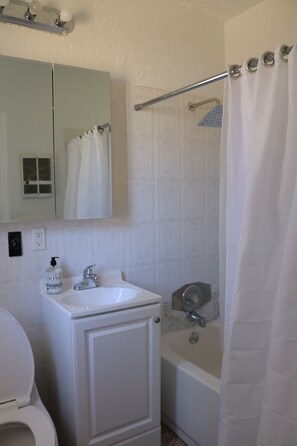 Ensemble douche/baignoire, sĂšche-cheveux, serviettes fournies, savon