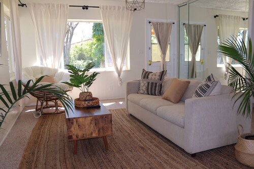 Steps to the Beach 3 Bdr/ 2 kitchens, great backyard!