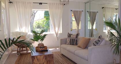 Steps to the Beach 3 Bdr/ 2 kitchens, great backyard!