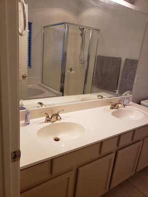 Tina con regadera y bidet