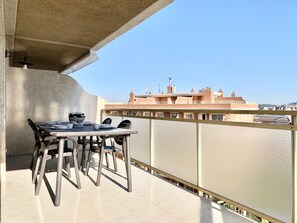 Outdoor dining - Apartment in the heart of Salou, 7 minutes from the beach! (Salou)
