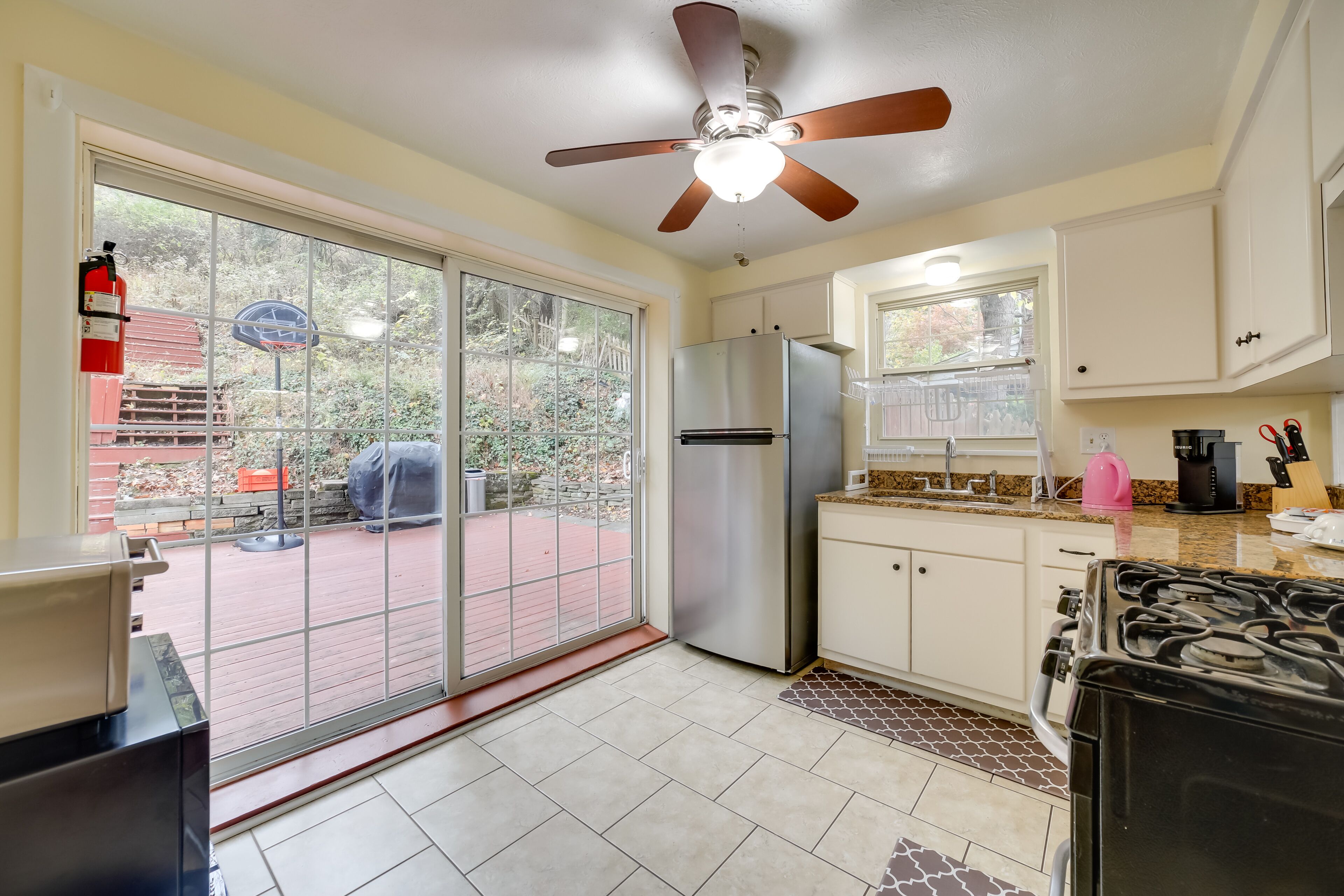 Cute Home w/ Patio ~ 7 Mi to Dtwn Pittsburgh