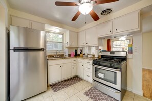 Frigorífico, microondas, placa de cocina y cafetera o tetera