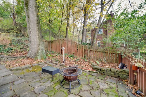 Cute Home w/ Patio ~ 7 Mi to Dtwn Pittsburgh