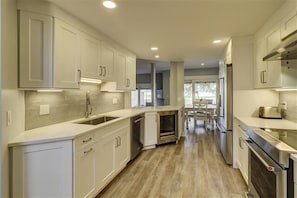 House, Multiple Beds, Patio, Golf View | Private kitchen | Fridge, microwave, stovetop, dishwasher