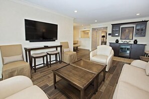 Ferienhaus, Mehrere Betten, Terrasse | Wohnzimmer | Fernseher