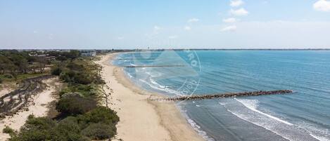 Una spiaggia nelle vicinanze