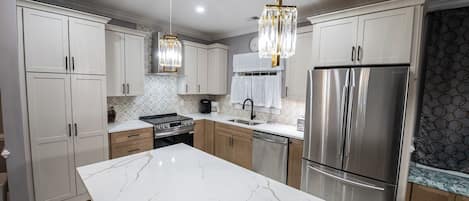 冰箱、微波炉、烤箱、炉灶