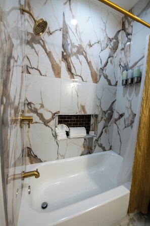 Ensemble baignoire-douche, séchoir à cheveux, serviettes fournies, savon