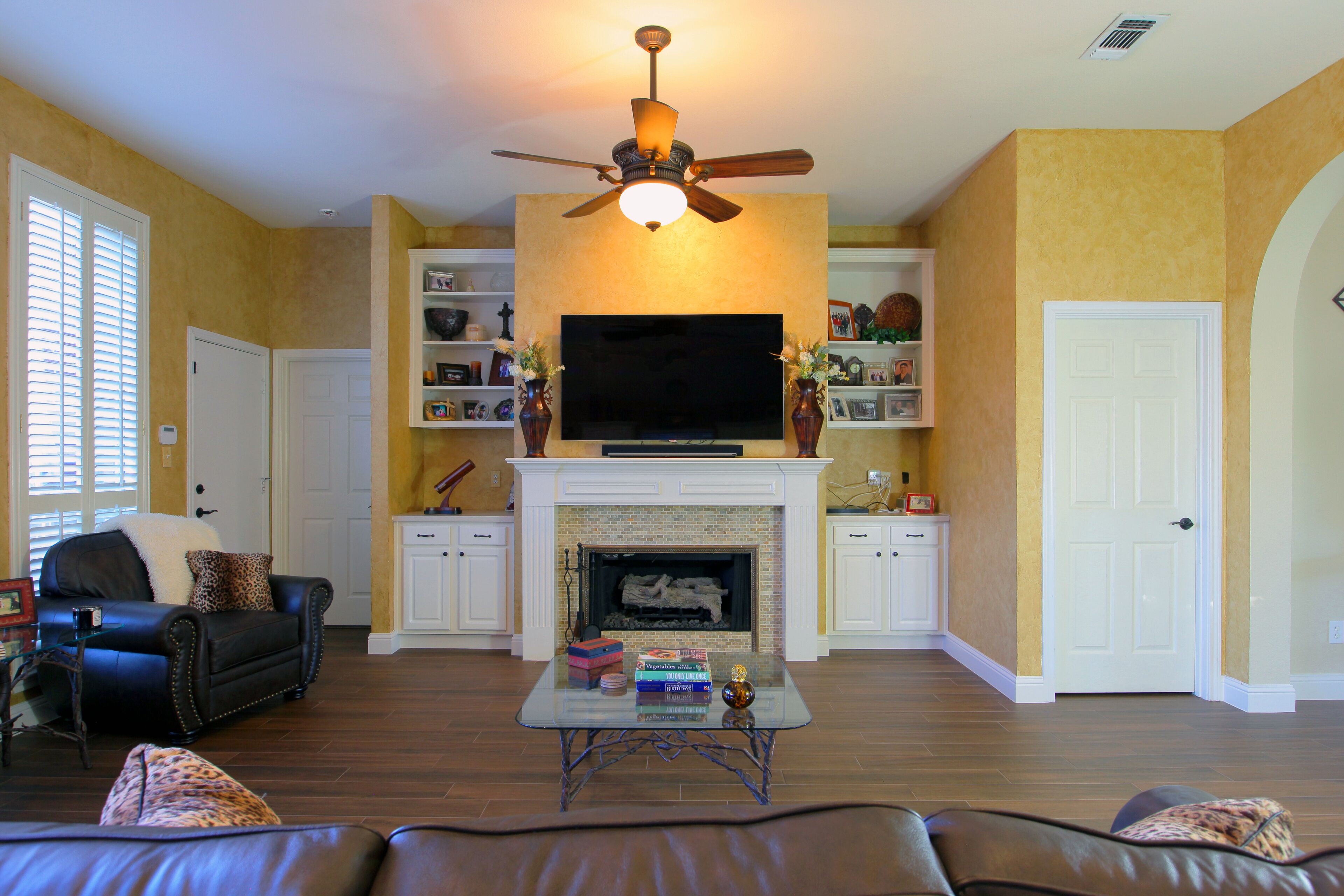 Smart TV, fireplace, books, offices