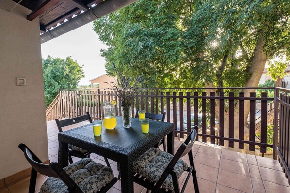 Outdoor dining - Holiday apartment with air conditioning and barbecue (Peroj)