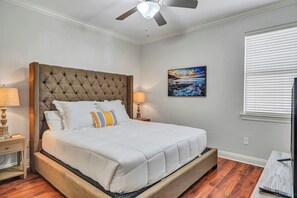 6 bedrooms, desk, iron/ironing board, travel crib