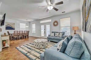 TV, fireplace - ☛5 Minutes from the Beach★ Pool/ Hot Tub★ Stocked☚ (Destin)