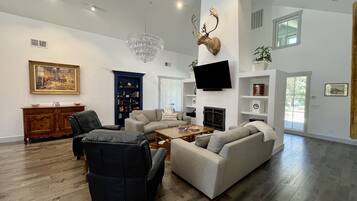 TV connectée, cheminée, table de tennis de table, chaîne hi-fi