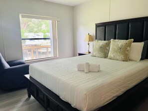 3 Schlafzimmer, Schreibtisch, Bügeleisen/Bügelbrett, Reisekinderbett