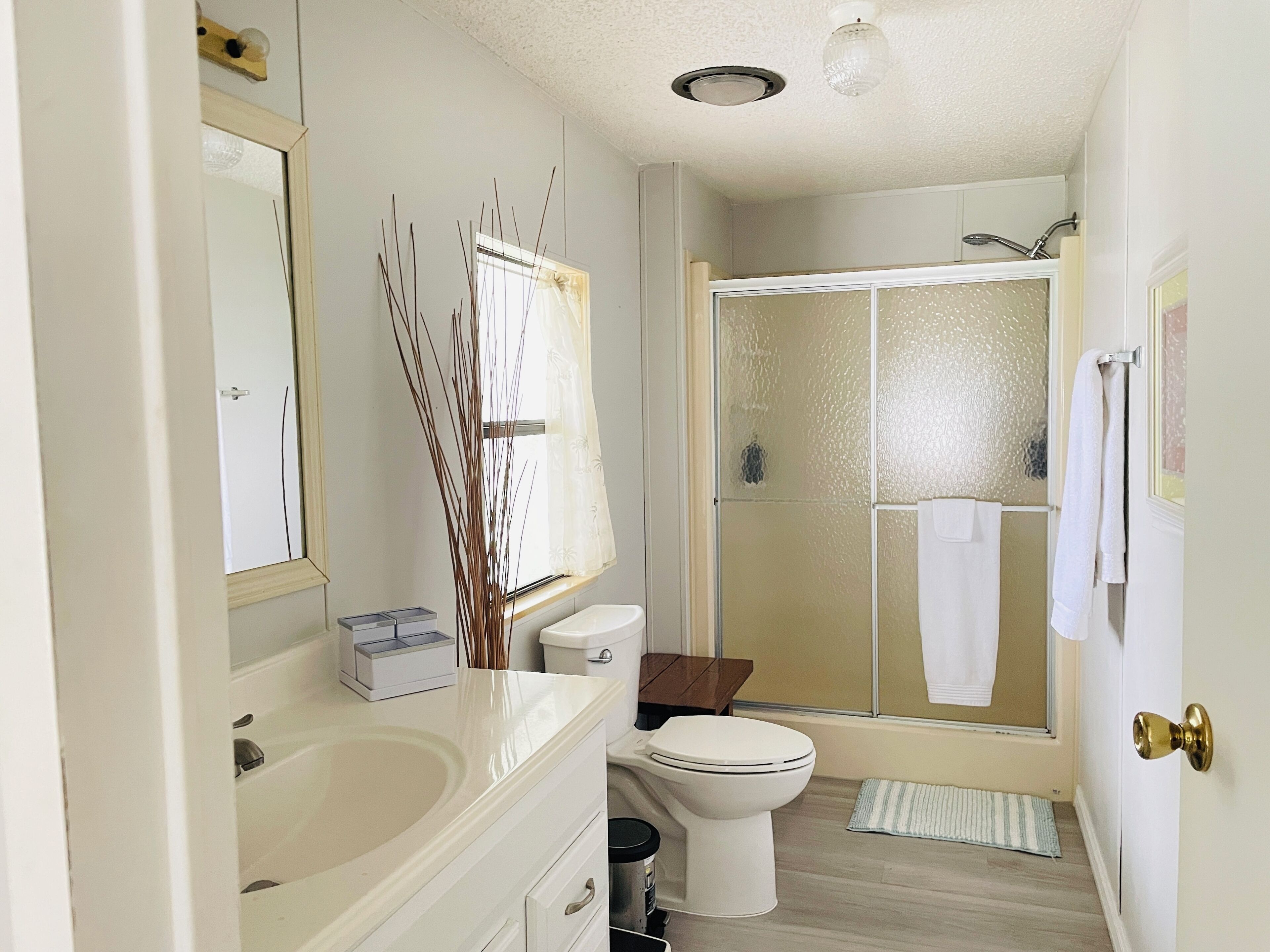 Une salle de bain comprenant des toilettes, un lavabo et un espace douche.