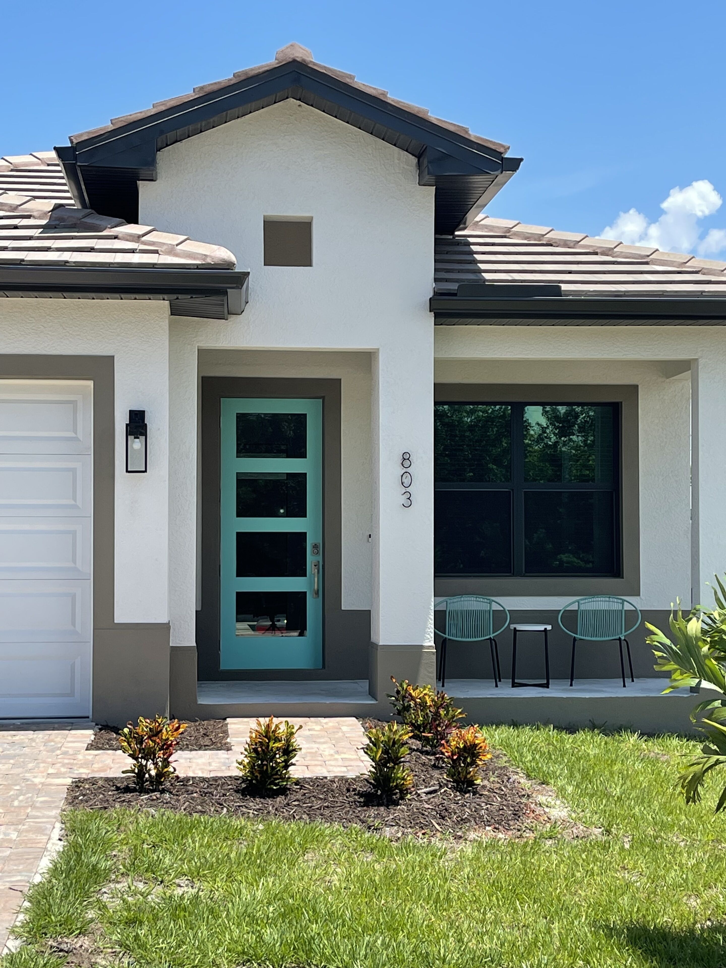 Cheerful pool home a short bike ride to Vanderbilt Beach!