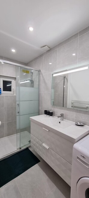 Shower, hair dryer, towels
