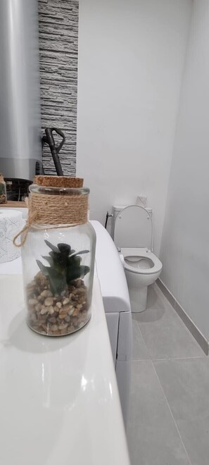 Douche, sèche-cheveux, serviettes fournies