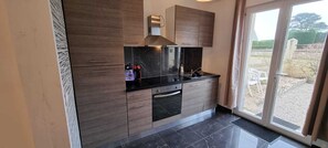 Micro-ondes, lave-vaisselle, cafetière/bouilloire