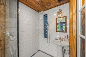 Hair dryer, towels, soap, shampoo - Wilderness Country Inn: France (Mentone)