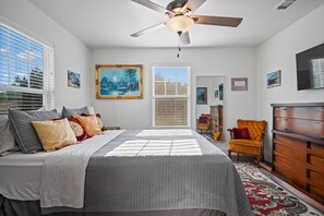 3 bedrooms, free WiFi, bed sheets - Texas Hill Country Escape in Hye, TX (Hye)