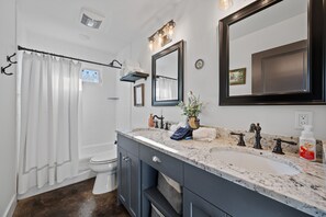 Bathtub, hair dryer, towels, toilet paper - Texas Hill Country Escape in Hye, TX (Hye)