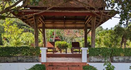 Two Kingsize bedrooms with air conditioning 1 double bedroom with fans