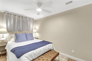 1 bedroom, iron/ironing board, free WiFi, bed sheets - Sunny, Fresh, Beach Retreat 3 min walk to the sand (Hilton Head Island)
