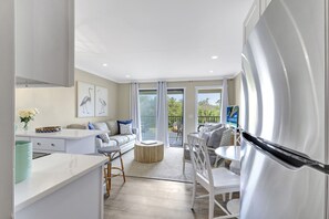 TV, books - Sunny, Fresh, Beach Retreat 3 min walk to the sand (Hilton Head Island)