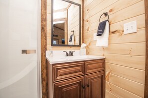Shower, hair dryer, towels, soap - ⛰Romantic Tiny Home - Wi-Fi & Hot Tub & Fire Pit (Sevierville)