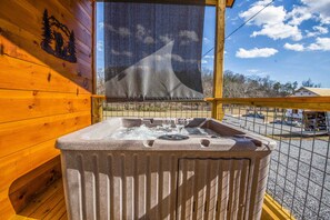 Outdoor spa tub - ⛰Romantic Tiny Home - Wi-Fi & Hot Tub & Fire Pit (Sevierville)