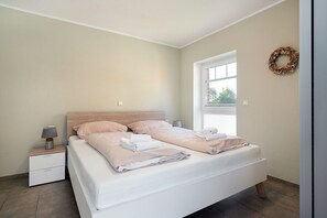 Unclassified image, 5 of 31, button - An't Grachten - New and beautiful apartment right on the water! (Krummhörn)