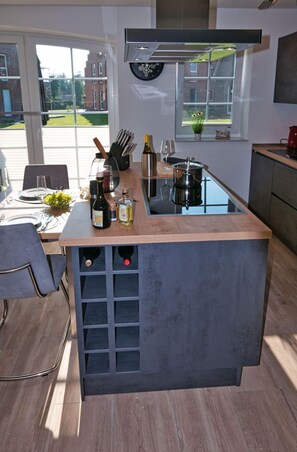 Unclassified image, 4 of 20, button